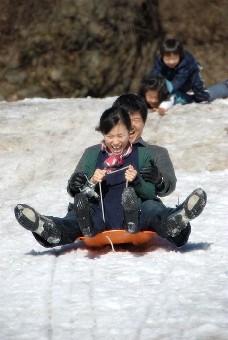 눈썰매타기