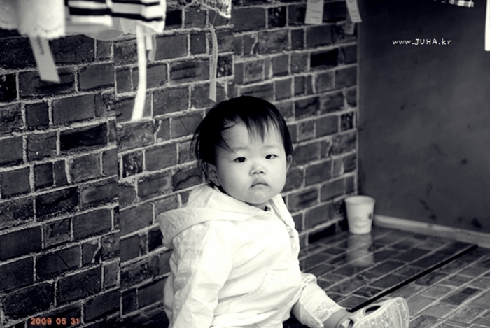 옷가게에 앉은 주하